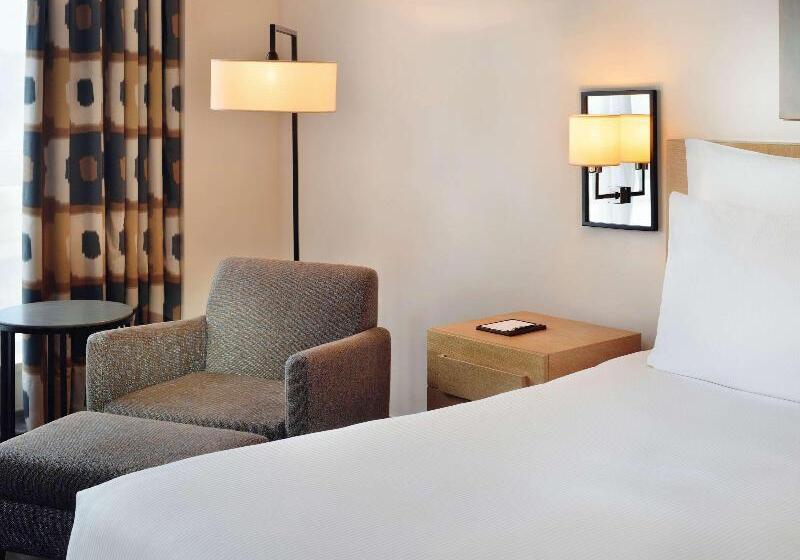이그제큐티브 룸 킹사이즈 침대, Mövenpick Ambassador Hotel Accra