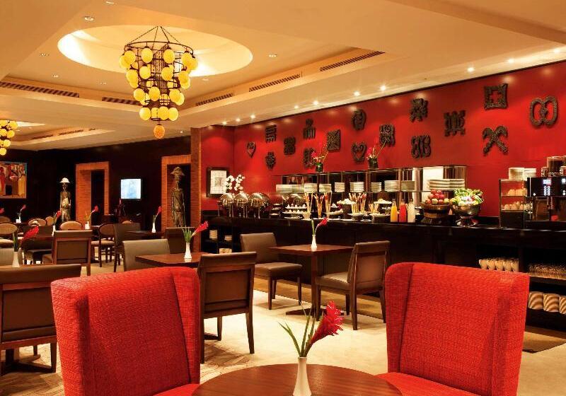 디럭스 스위트, Mövenpick Ambassador Hotel Accra