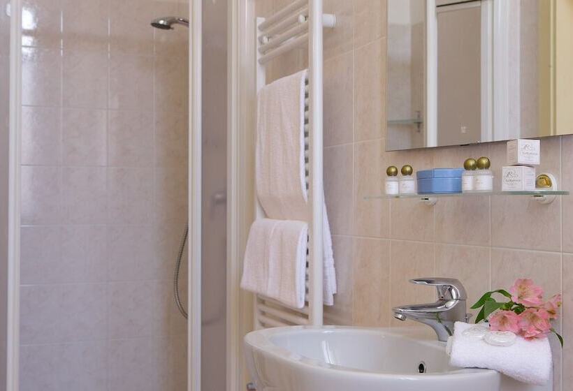 اتاق استاندارد سه نفره, La Residenza