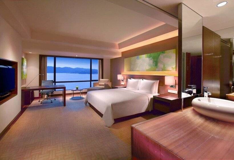 Номер Клуб Вид на Море, Hyatt Regency Kinabalu