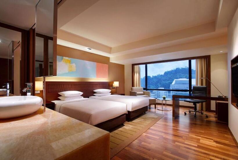 Номер Клуб, Hyatt Regency Kinabalu