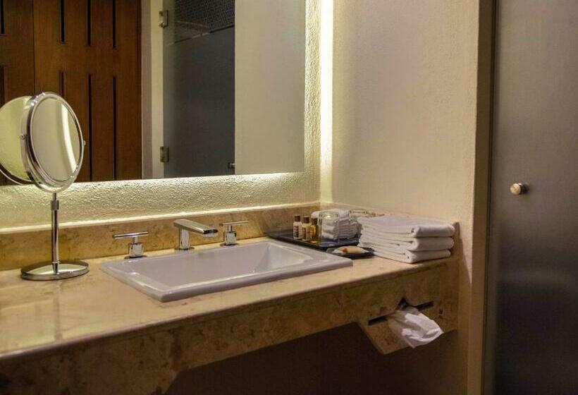 Quarto Standard Cama King, Sheraton Buganvilias Resort & Convention Center