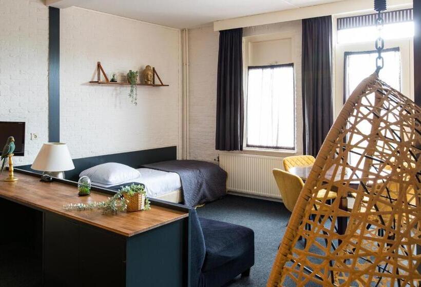 Quarto Triplo Standart, Café Restaurant De Posthoorn