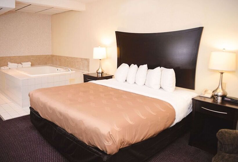 Люкс с гидромассажем, Quality Inn & Suites Ames Conference Center Near Isu Campus
