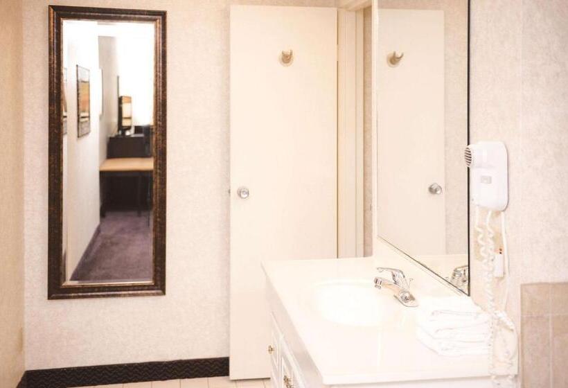 Люкс с гидромассажем, Quality Inn & Suites Ames Conference Center Near Isu Campus