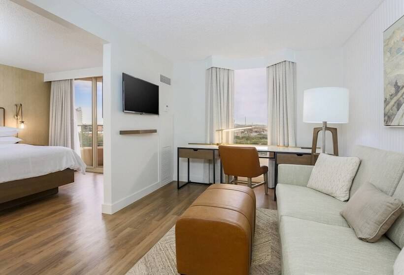 Suite z Balkonem, Sheraton Suites Market Center Dallas