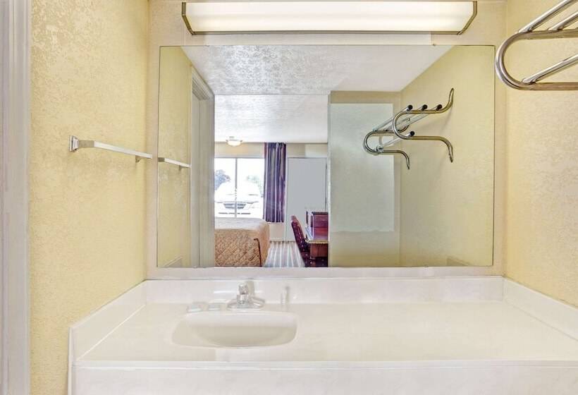 Люкс Повышенной Комфортности, Travelodge By Wyndham Sellersburg / Louisville North