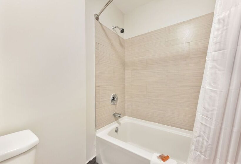 Номер Deluxe, Baymont Inn And Suites By Wyndham Columbus / Near Osu