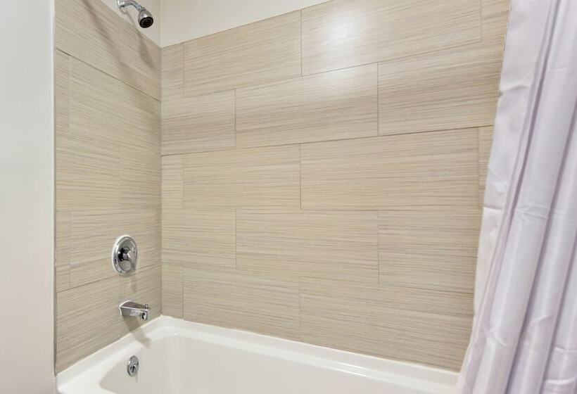 Номер Deluxe, Baymont Inn And Suites By Wyndham Columbus / Near Osu