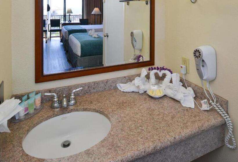 Номер Стандарт с Балконом, Edgewater Inn And Suites