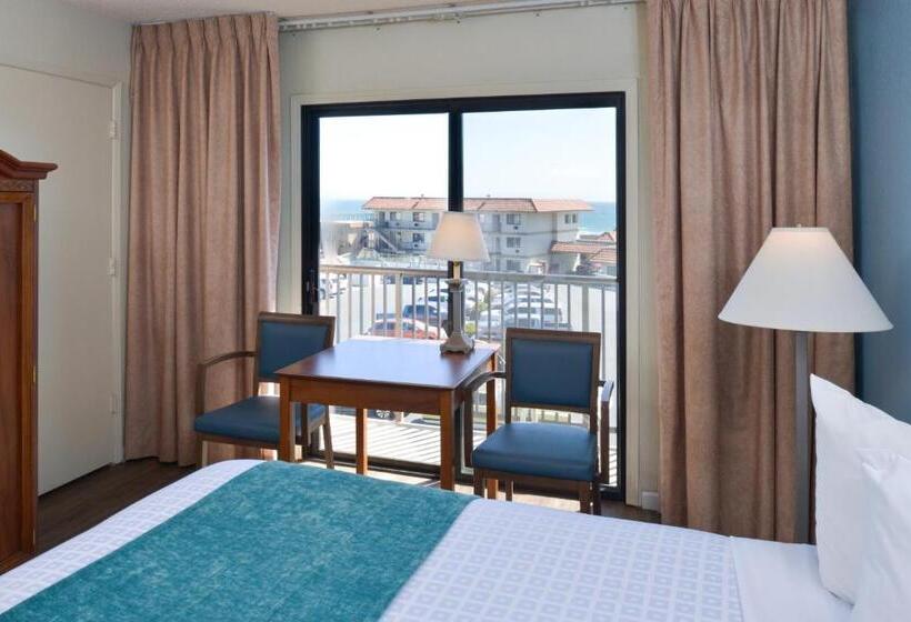 Номер Стандарт с Балконом, Edgewater Inn And Suites