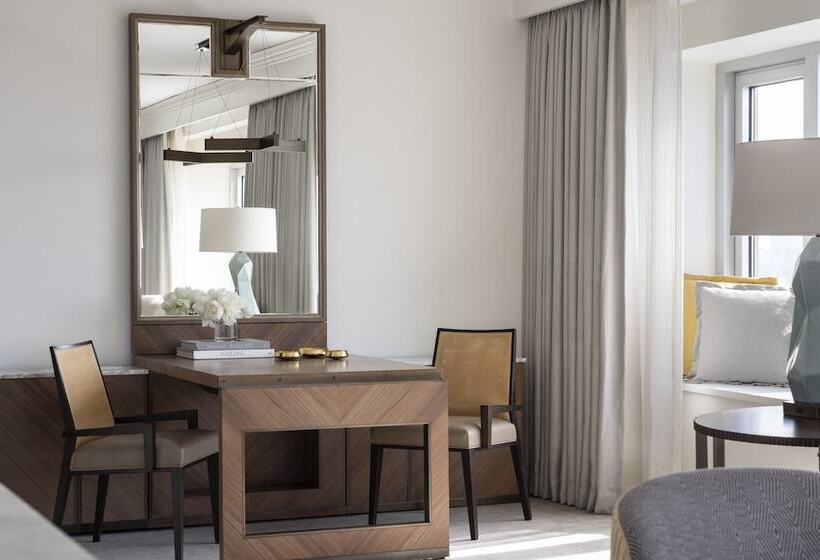 جناح لذوى الاحتياجات الخاصة, Four Seasons  Chicago