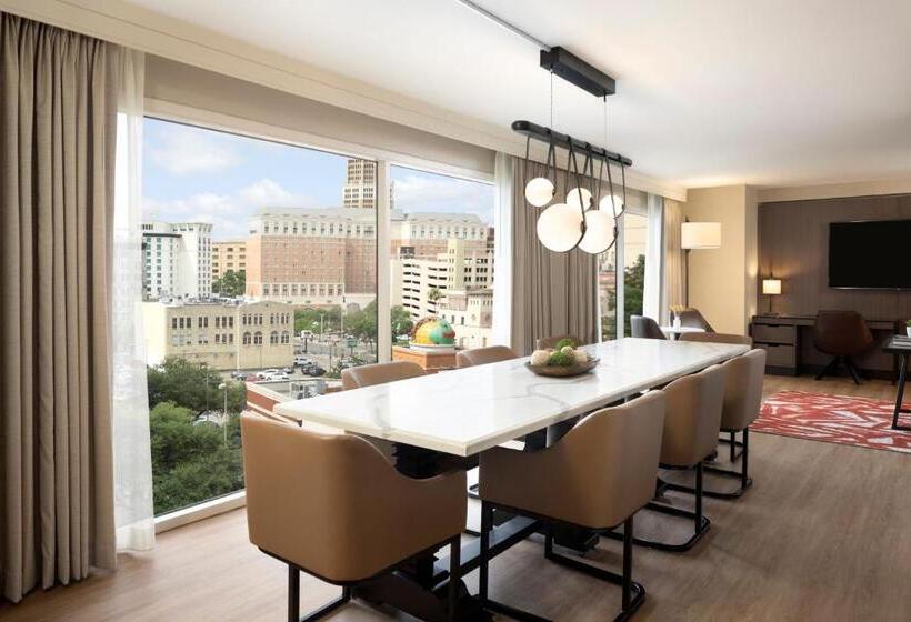 סוויטה, Hyatt Regency San Antonio Riverwalk