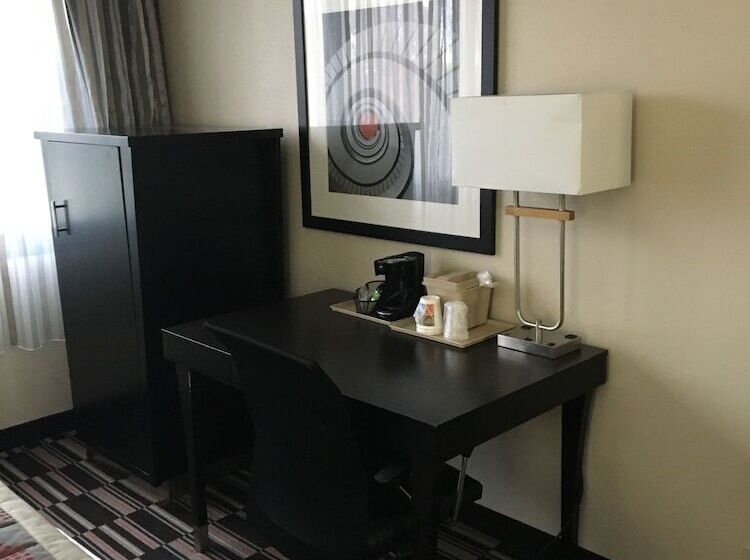 Номер Стандарт 2 Двуспальные Кровати, Ramada Plaza By Wyndham Charlotte South End Airport