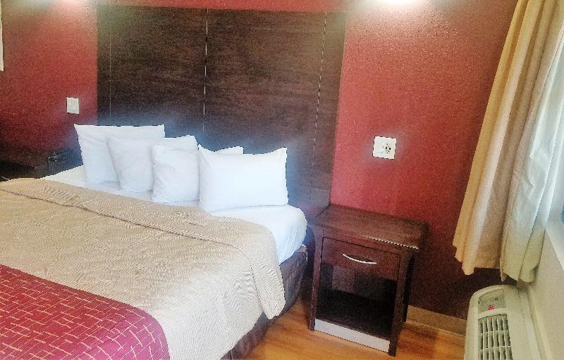 מיטת קינג בסוויטה, Red Roof Inn & Suites Houston  Hobby Airport