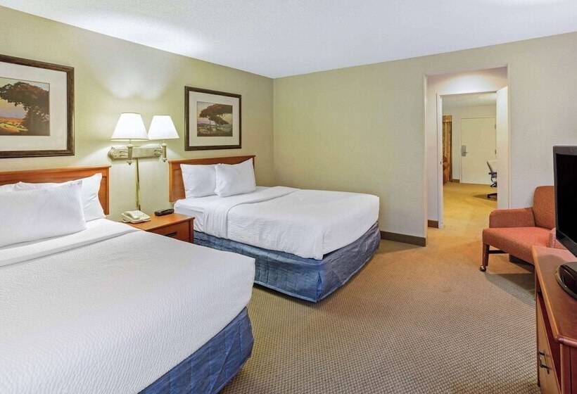 Люкс, La Quinta By Wyndham Appleton College Avenue
