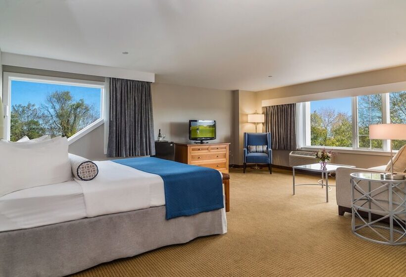 Люкс, Water's Edge Resort & Spa