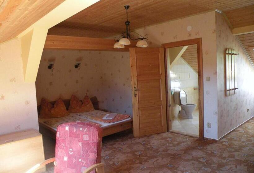 اتاق استاندارد سه نفره, Lesní Dům