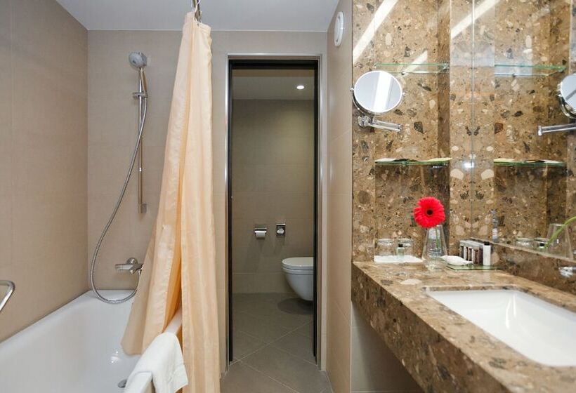 Номер Deluxe, Azimut Hotel Olympic Moscow