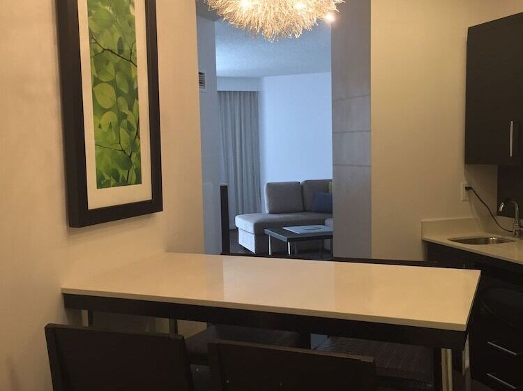身障者適用スイートルーム, The Hollis Halifax A Doubletree Suites By Hilton
