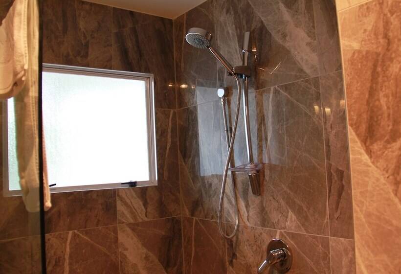 Студио Executive, Asure Camelot Arms Motor Lodge