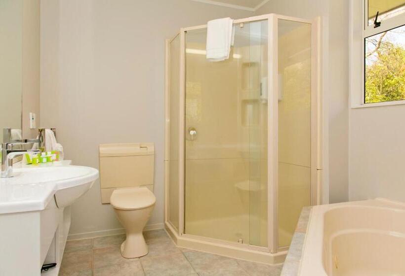 Standard studio with lake view, Anchorage Resort Taupo Nz