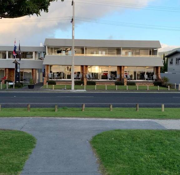Люкс Вид на Море, The Oceanside Motel