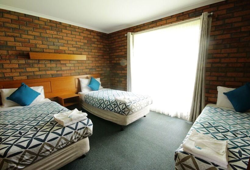 패밀리 룸, Golden Palms Motel