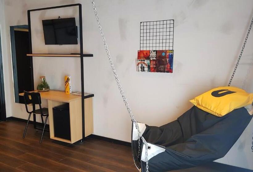 Пентхаус, Upstairs