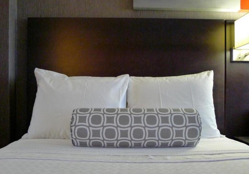 キングサイズベッドのスタンダードルーム, Armon Plaza Montreal Airpt, Trademark Collection By Wyndham