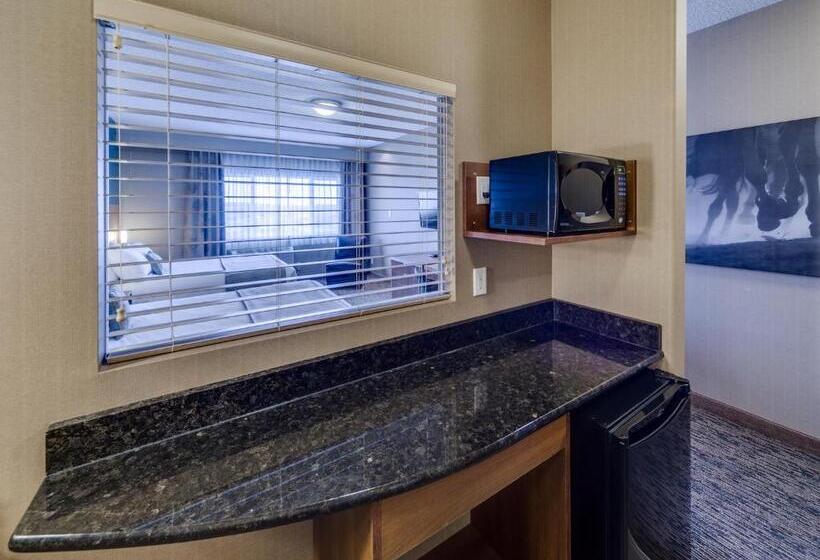 Номер Executive, Heritage Inn Hotel & Convention Centre   Pincher Creek