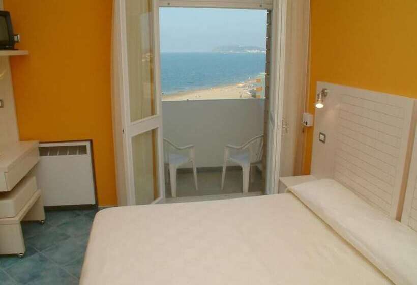 Standard Room Double Bed Sea View, Color Alexandra Plaza Family