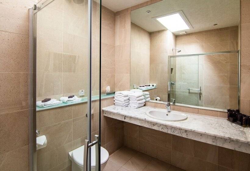 Habitación Triple Estándar, Seven Oaks