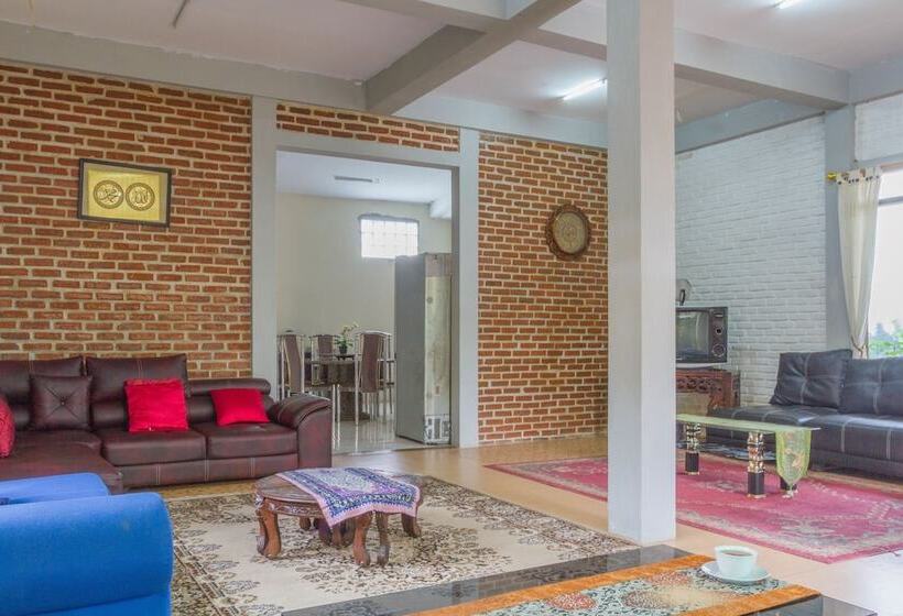 Семейный Номер, Reddoorz Near Kampung Gajah 2