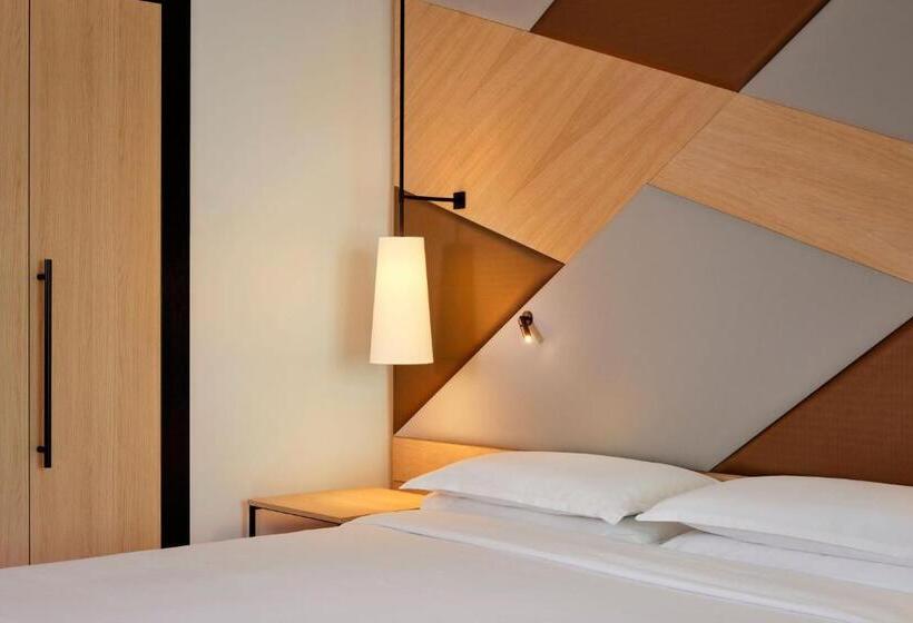 Deluxe Room King Size Bed, Sheraton Amsterdam Airport Hotel And Conference Center