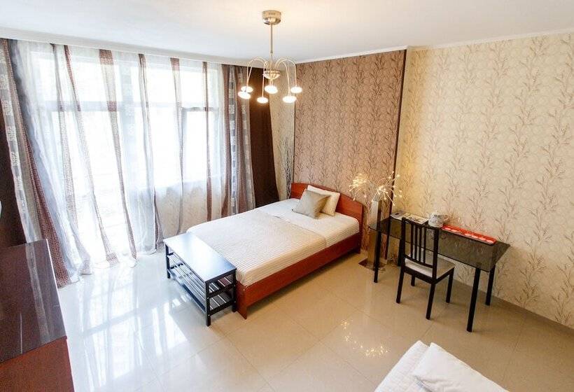 标准三人间, Amosov S House