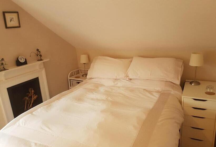 2 Bedrooms Suite Sea View, Lammas Park House