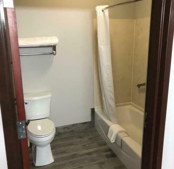 מיטת קינג בסוויטה, Lea County Inn