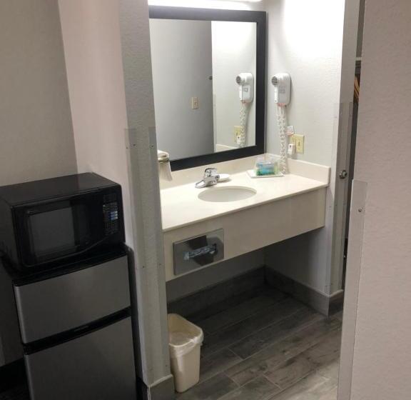 מיטת קינג בסוויטה, Lea County Inn