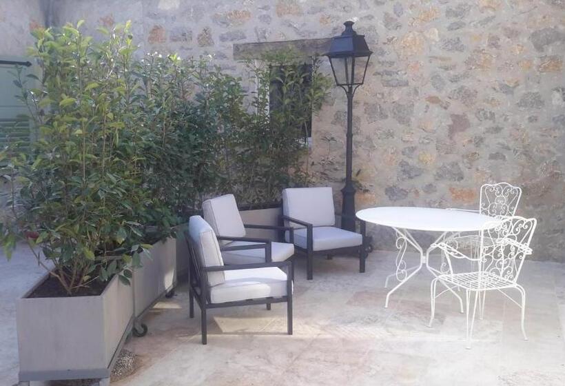 اتاق استاندارد با چشم‌انداز باغ, Aux Charmes De Grasse