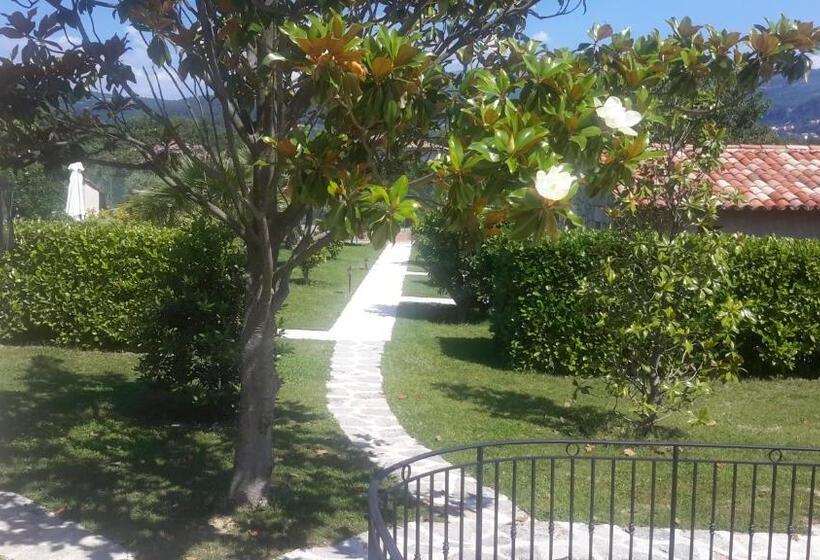اتاق استاندارد با چشم‌انداز باغ, Aux Charmes De Grasse