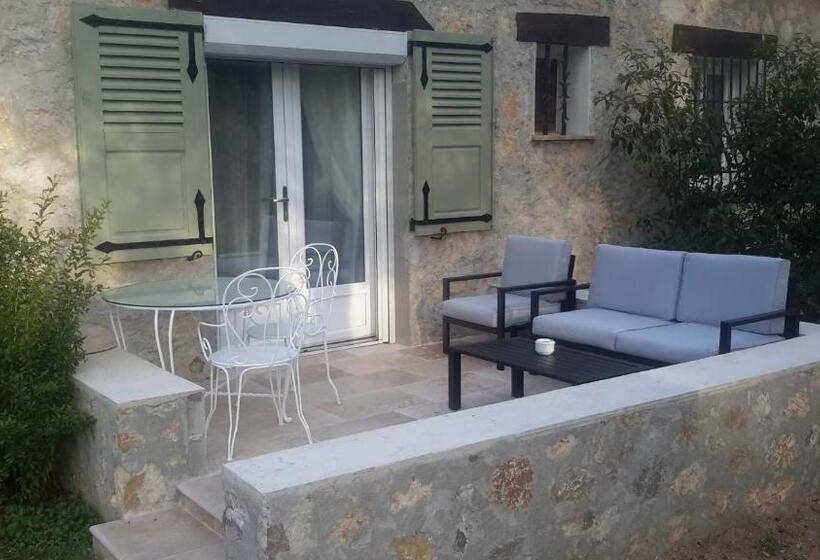 اتاق استاندارد با چشم‌انداز باغ, Aux Charmes De Grasse