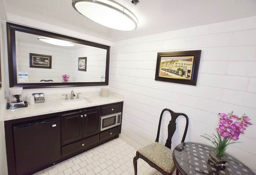 Семейный Номер, Catalina Courtyard Suites