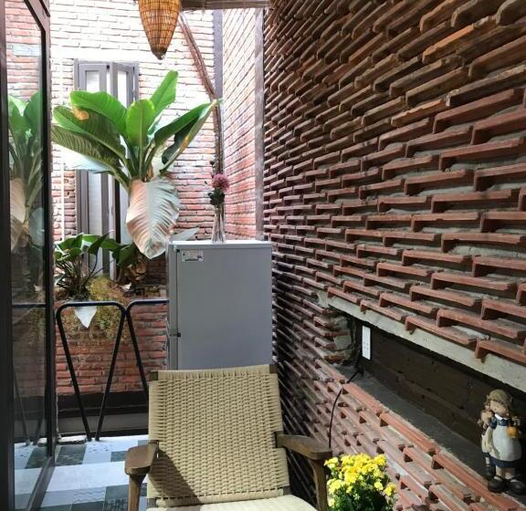 디럭스 룸, Ngoi House