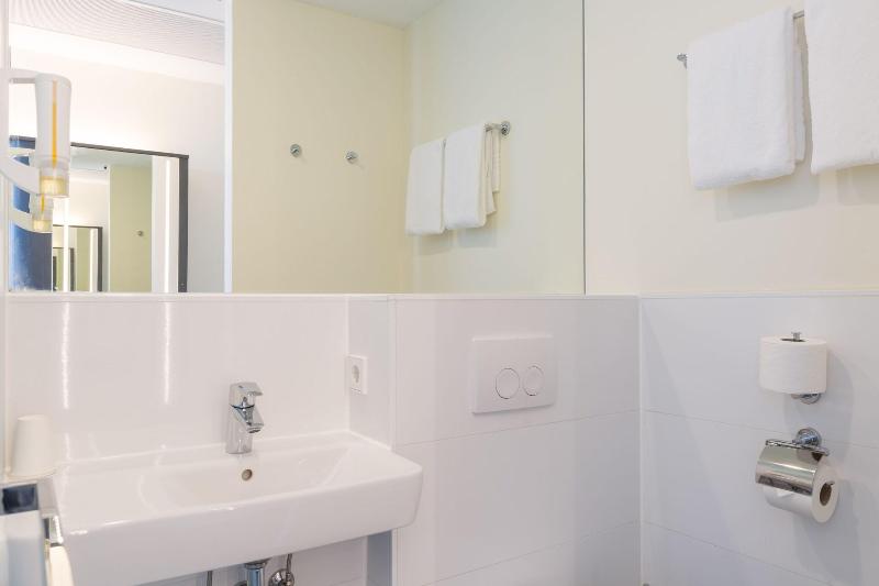 Номер Стандарт, Maxhotel Amsterdam Airport Schiphol   Recently Renovated