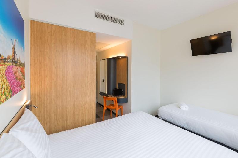 Номер Стандарт Трехместный, Maxhotel Amsterdam Airport Schiphol   Recently Renovated