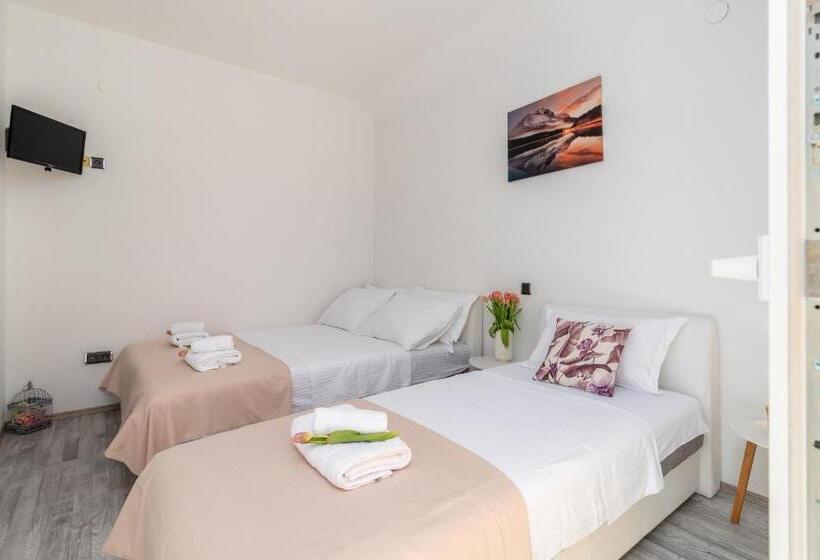 اتاق استاندارد سه تخته با بالکن, Aldino Rooms