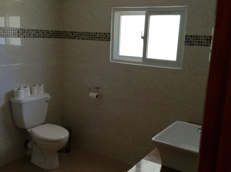 اتاق ساده سه‌ نفره, Lucy's Guesthouse