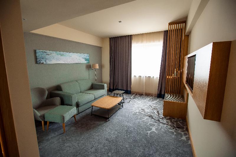 キングサイズベッドのスイートルーム, Holiday Inn   Aktau   Seaside, An Ihg