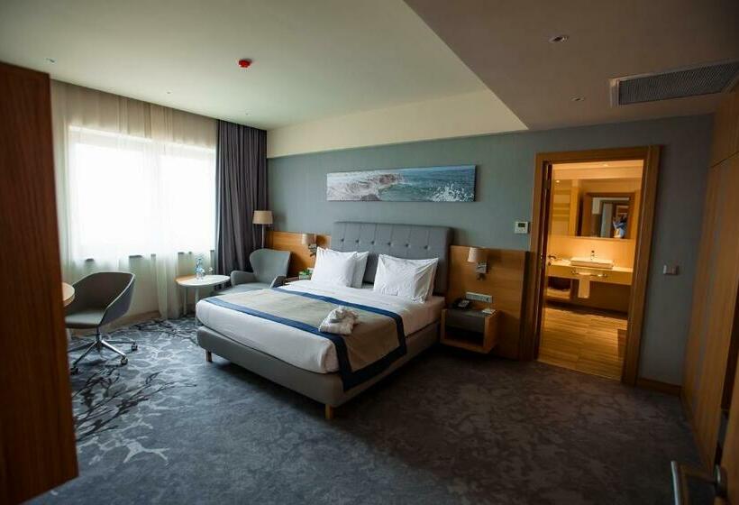 キングサイズベッドのスイートルーム, Holiday Inn   Aktau   Seaside, An Ihg